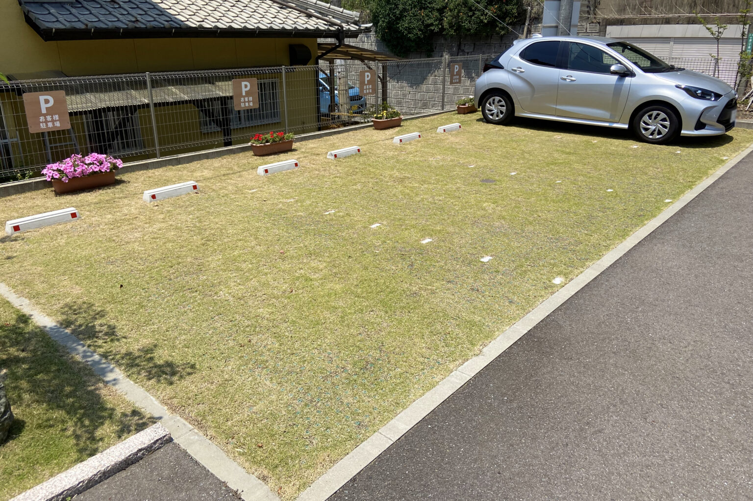 自宅の駐車場を美しく緑化する方法とそのメリット | 株式会社 三光社 | プラスチック再利用・都市の緑化をあたりまえ（芝生の駐車場・公園・壁面 ...